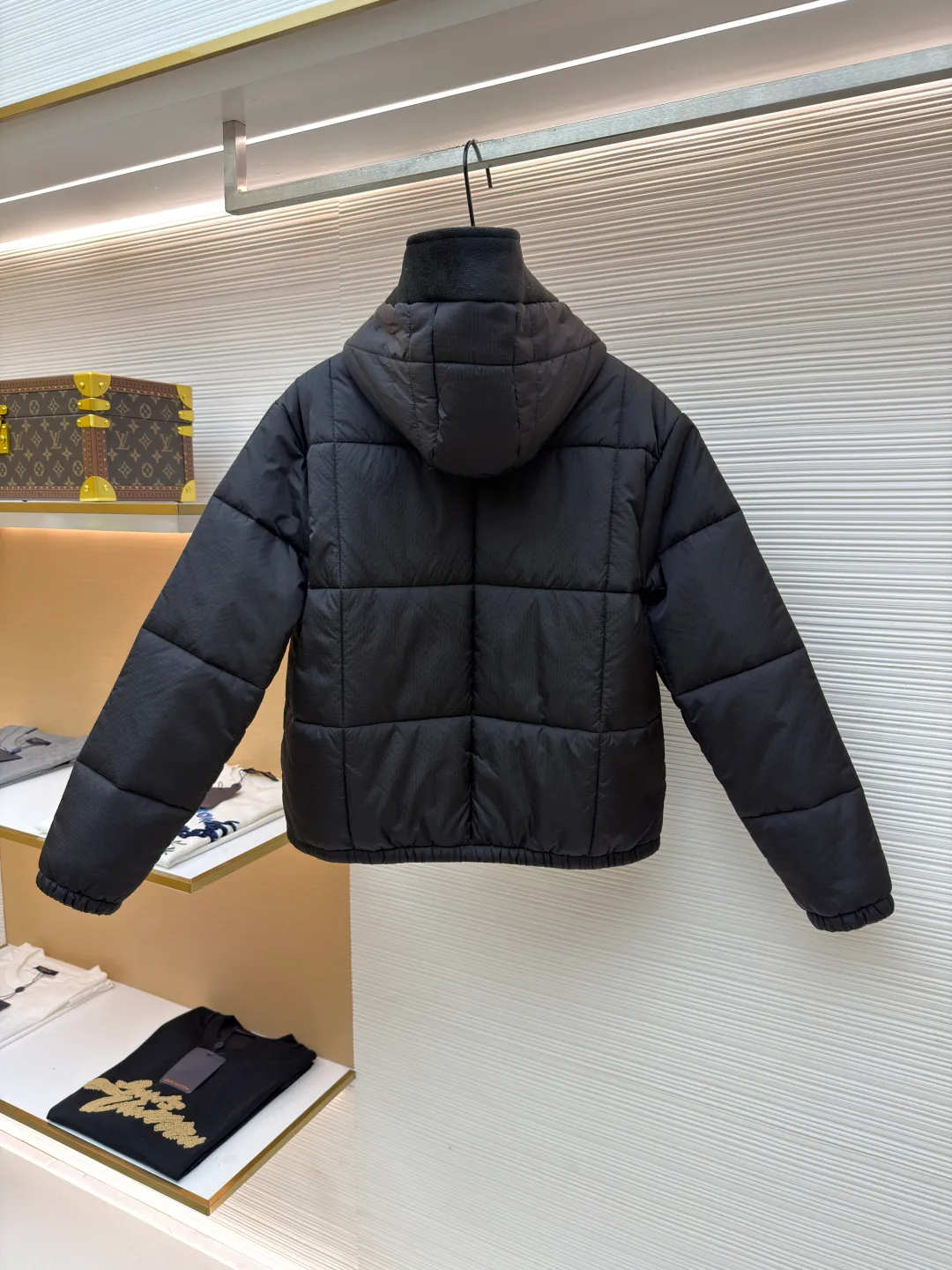 LOUIS VUITTON tear-resistant quilted hooded jacket ●Item number: 1681321-C65 ●Fabric: polyester fiber fabric ●Technology: Printing ●Color: black ●Version: Fitted version ●Weight: about 670 grams ●Size: 36-38-40 ●Description: This style adopts a neat straight cut, which hides the lean body and allows free movement. The hood is equipped with a drawstring, which is windproof and practical. The inner lining is decorated with the brand's unique print, highlighting its unique personality in every detail, creating a dual charm both inside and outside. This style of clothing focuses on functional fabrics. The main fabric is made of 100% nylon, giving it excellent wear resistance and strength; the lining is 100% polyester, which brings a smooth touch and improves breathability and moisture removal. Made of polyester and cotton blend in some areas, it balances comfort and durability. In addition, the specially added polyvinyl chloride coating can effectively enhance the water and wind resistance of the product, making it highly practical. The overall wiring is straight and delicate, the fabric is comfortable and soft, and the color is consistent without color difference. It can be matched with the same style to create a fashionable look and control various occasions. Customized accessories, complete with three standards, same style for men and women!